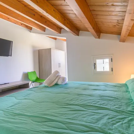 Archimede, Con Vista In Centro A